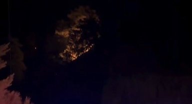 Ateş savaşçılarının alevler arasında yorgunluk molası