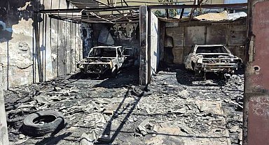 Avcılar'da uyuşturucu bağımlılarının mesken edindiği oto tamircide 2 hurda otomobil yandı