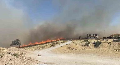 Ayvacık'ta başlayan yangın yerleşim yerlerini tehdit ediyor