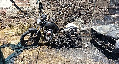Ayvacık'ta park halindeki otomobil ile motosiklet yandı