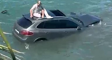 Ayvalık'ta otomobil denize uçtu