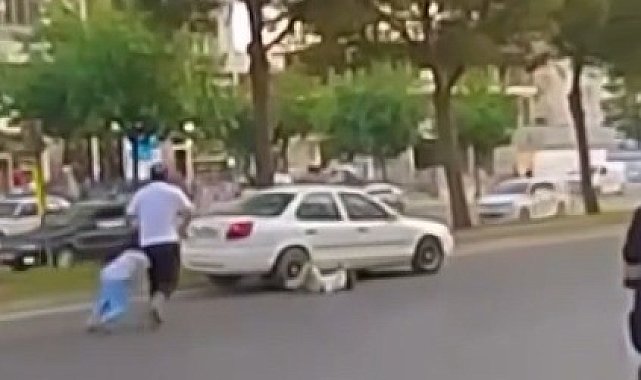 Babalarıyla yolun karşısına geçen çocuklara otomobil çarptı: O anlar kamerada