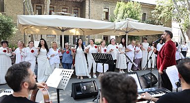 Bağcılar Belediyesi Türk Halk Müziği Korosu'ndan Darülaceze'de anlamlı konser
