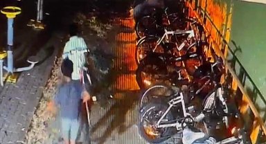 Bahçedeki 4 bisikleti saniyeler içinde çaldılar
