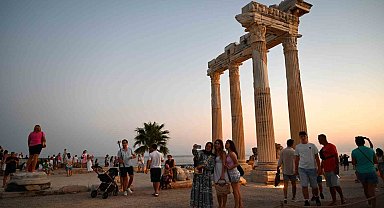 Bakan Ersoy: "19 Temmuz'da Antalya ve Gazipaşa havalimanlarımızdan 102 bin 6 yabancı ziyaretçi girişi gerçekleşti"