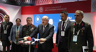 Bakan Güler'den, IDEF'te kurulan '2025 Aile Yılı' standına ziyaret