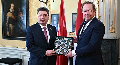 Bakan Tunç, Türkiye'den yıllar önce çalınarak yurtdışına çıkartılan tarihi çiniyi teslim aldı