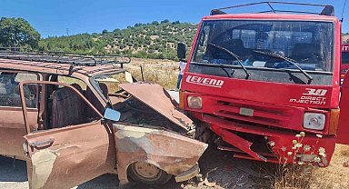 Balıkesir İvrindi'de otomobil ile kamyonet çarpıştı; 8 yaralı