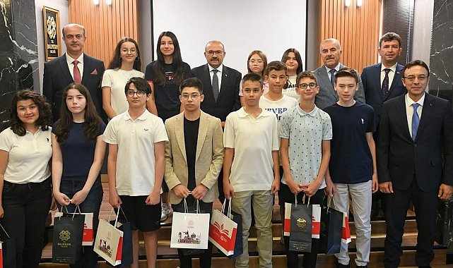 Balıkesir Valisi Ustaoğlu, LGS şampiyonları ödüllendirildi