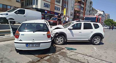 Balıkesir'de karşı şeride geçen araç otomobille çarpıştı: 1 yaralı