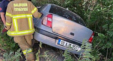 Balıkesir'de otomobil şarampole uçtu: 2 yaralı