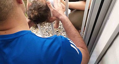 Balkon demirlerine sıkışan 1 yaşındaki bebeği sağlık ekipleri kurtardı
