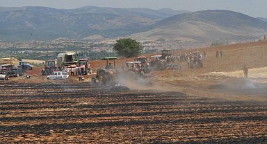 Balya makinesinden çıkan yangın 100 dönüm araziyi küle çevirdi
