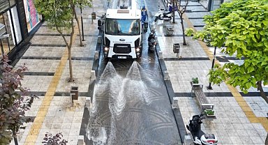 Bandırma Belediyesi'nden sabahın ilk saatlerinde temizlik mesaisi