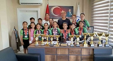 Başarılı bisikletçilerden ilçe müdürüne ziyaret