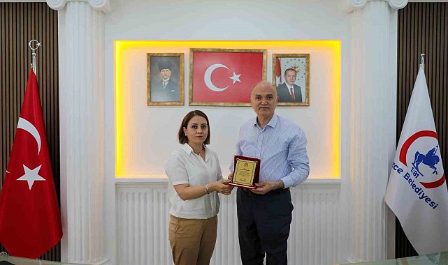 Başarılı müdürlere plaket verildi