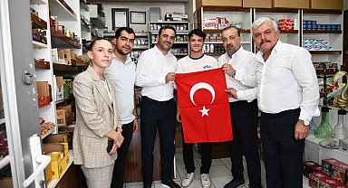 Başiskele'de esnafa Türk bayrağı dağıtıldı