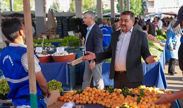 Başkan Odabaşı semt pazarında vatandaşların ve esnafın taleplerini dinledi