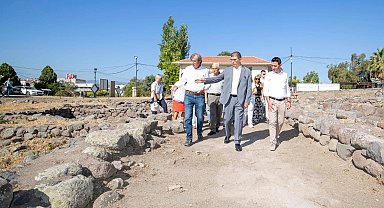 Başkan Tugay Smyrna kazılarını inceledi