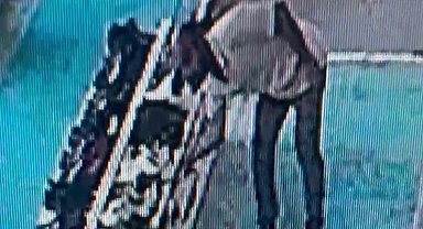 Batman'da camideki ayakkabı hırsızlığı güvenlik kamerasına yansıdı