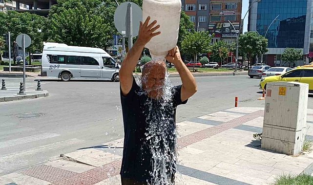 Batman'da sıcaklar bunalttı, büyükler bidonla başlarına su döktü, çocuklar ise süs havuzlarında serinledi