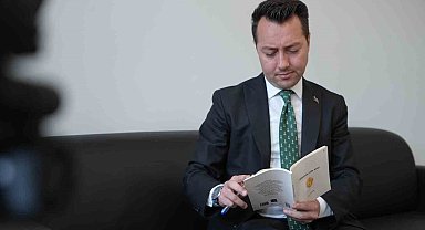 Bayburt tapu müdürü hem okuyor hem yazıyor: Genç müdür 8 üniversite bitirdi 9 şiir kitabı yazdı