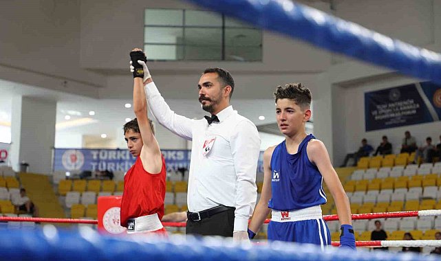 Bayburt'ta 850 sporcunun katıldığı boks şampiyonası başladı