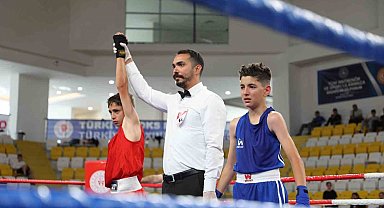 Bayburt'ta 850 sporcunun katıldığı boks şampiyonası başladı