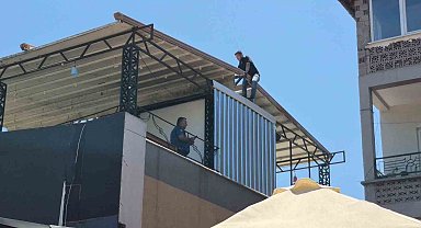 Belediye başkanı ile görüşmek isteyen kişi çatıya çıktı