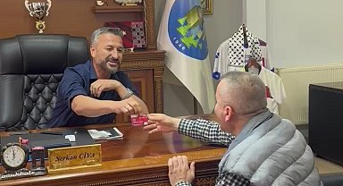 Belediye Başkanı maaş kartını vatandaşa verdi