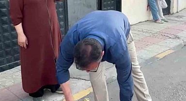 Belediye başkanı sokağı süpüren kadının elinden süpürgeyi alıp kendi süpürdü