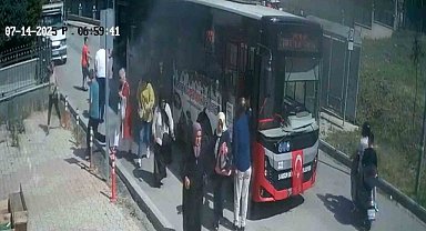 Belediye otobüsü alev aldı, yolcular panikle kaçıştı: O anlar kamerada