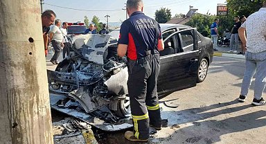 Beton direğe çarpan otomobil hurda yığınına döndü: 1 yaralı