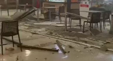 Beylikdüzü'nde AVM'nin yemek katının asma tavanı çöktü