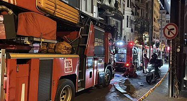 Beyoğlu'nda eğlence mekanı çatısında korkutan yangın