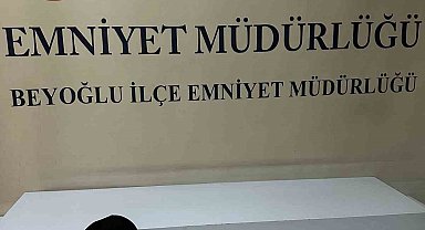 Beyoğlu'nda motosikletli saldırganlar, mobilyacıya kurşun yağdırdı: O anlar kamerada