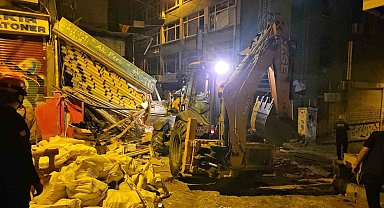 Beyoğlu'nda patlama sonucu yıkılan binanın enkaz kaldırma çalışmaları devam ediyor