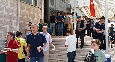 Beypazarı'nda cuma çıkışında aşure dağıtıldı