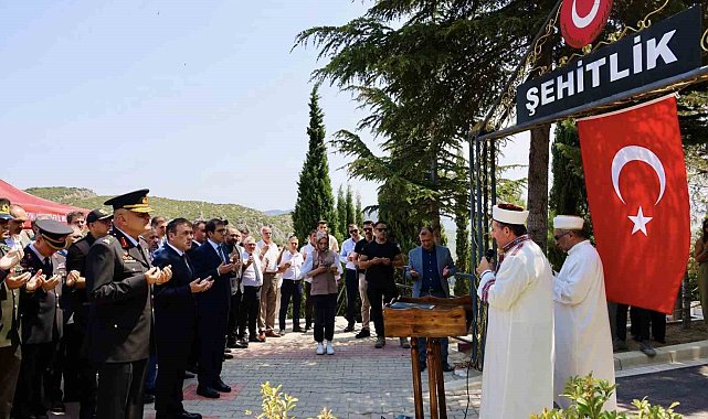 Bilecik'te 15 Temmuz Demokrasi ve Millî Birlik Günü dolayısıyla şehitlik ziyaret edildi
