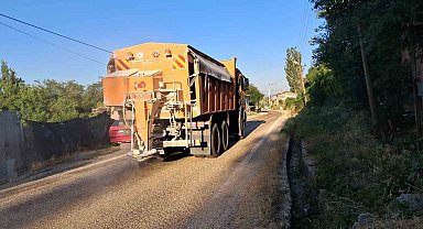 Bilecik'te eriyen asfalta karşı karayollarında kumlama çalışması