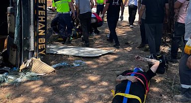 Bilecik'te kontrolden çıkan tır, fabrika bahçesine devrildi: 2 yaralı