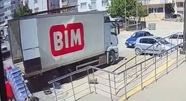 BİM'de feci kaza: Market personeli taşıdığı yükle kamyon arasında sıkıştı