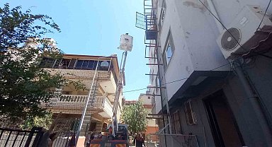 Binanın dışında bulunan asansörde mahsur kalan yaşlı kadını itfaiye kurtardı