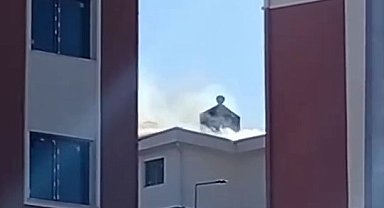 Binanın tepesinde korkutan yangın