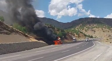 Bingöl'de seyir halindeki tır alevlere teslim oldu