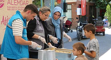 Binlerce kişi aşureyi tattı, hem diller hem de gönüller lezzet buldu