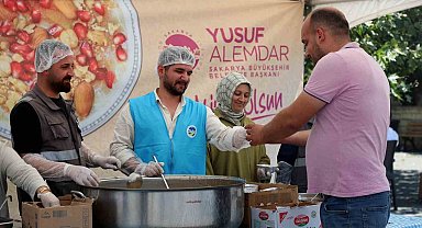 Binlerce kişiye aşure bereketini ulaştırdılar