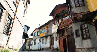 Bir dönemin parlayan mahallesi, bugün zamana direniyor