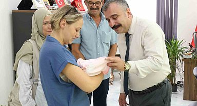 Bir haftalık bebek kurumlara girmeden koruyucu ailesiyle buluştu