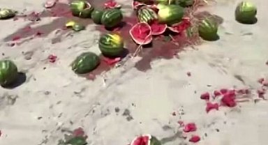 Bir römork dolusu karpuzu pazarın ortasında yere fırlatarak parçaladı